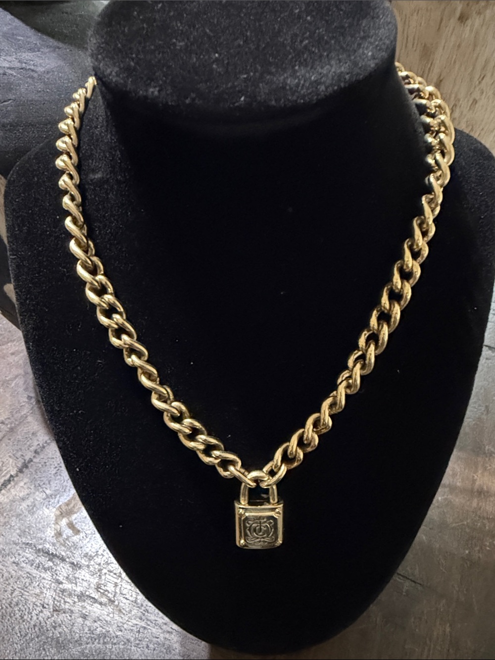EUC NWT JUICY COUTURE  Gold Tone Padlock Chain Necklace Y2K